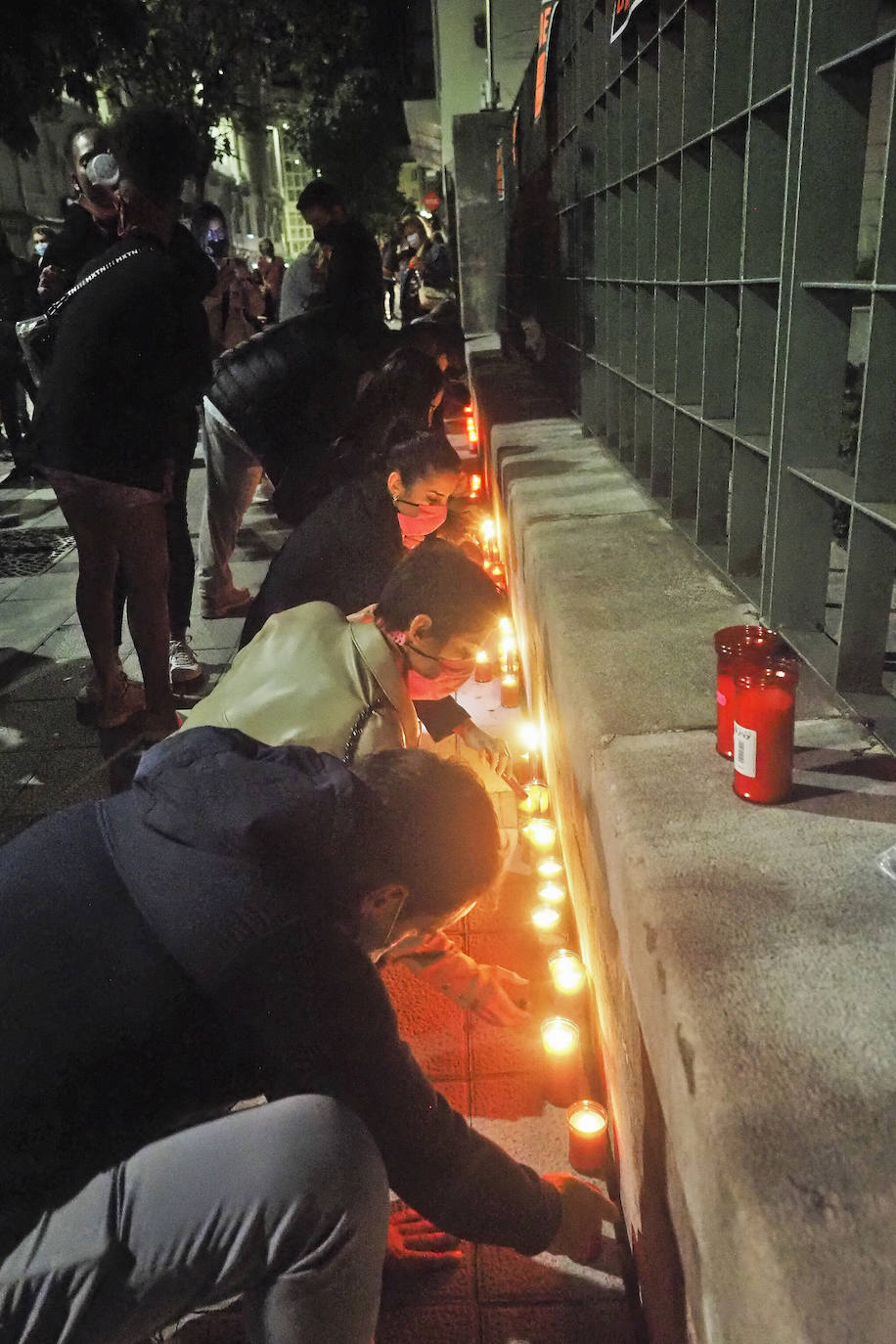 Decenas de trabajadores y empresarios de hostelería protestaron el sábado por la noche en la Plaza de Cañadío con carteles de 'se vende' y las linternas de sus móviles. También colocaron velas frente a la sede del Gobierno regional.