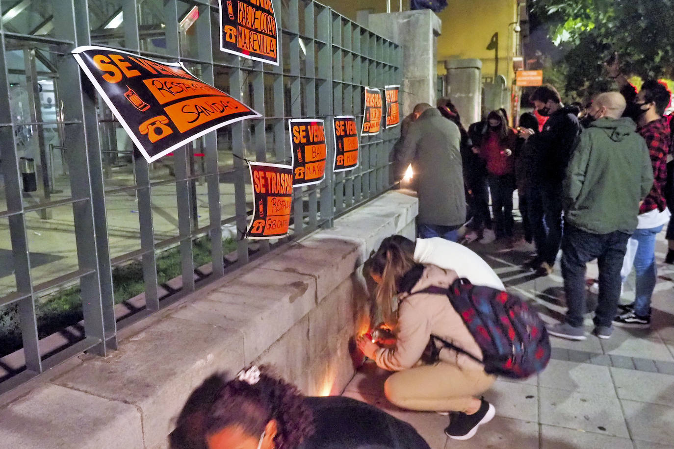 Decenas de trabajadores y empresarios de hostelería protestaron el sábado por la noche en la Plaza de Cañadío con carteles de 'se vende' y las linternas de sus móviles. También colocaron velas frente a la sede del Gobierno regional.