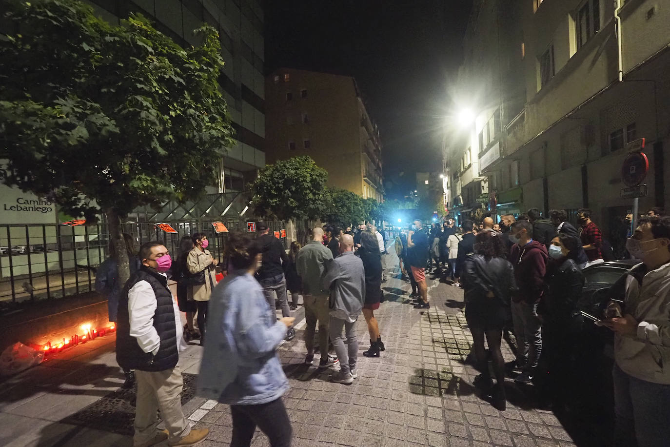 Decenas de trabajadores y empresarios de hostelería protestaron el sábado por la noche en la Plaza de Cañadío con carteles de 'se vende' y las linternas de sus móviles. También colocaron velas frente a la sede del Gobierno regional.