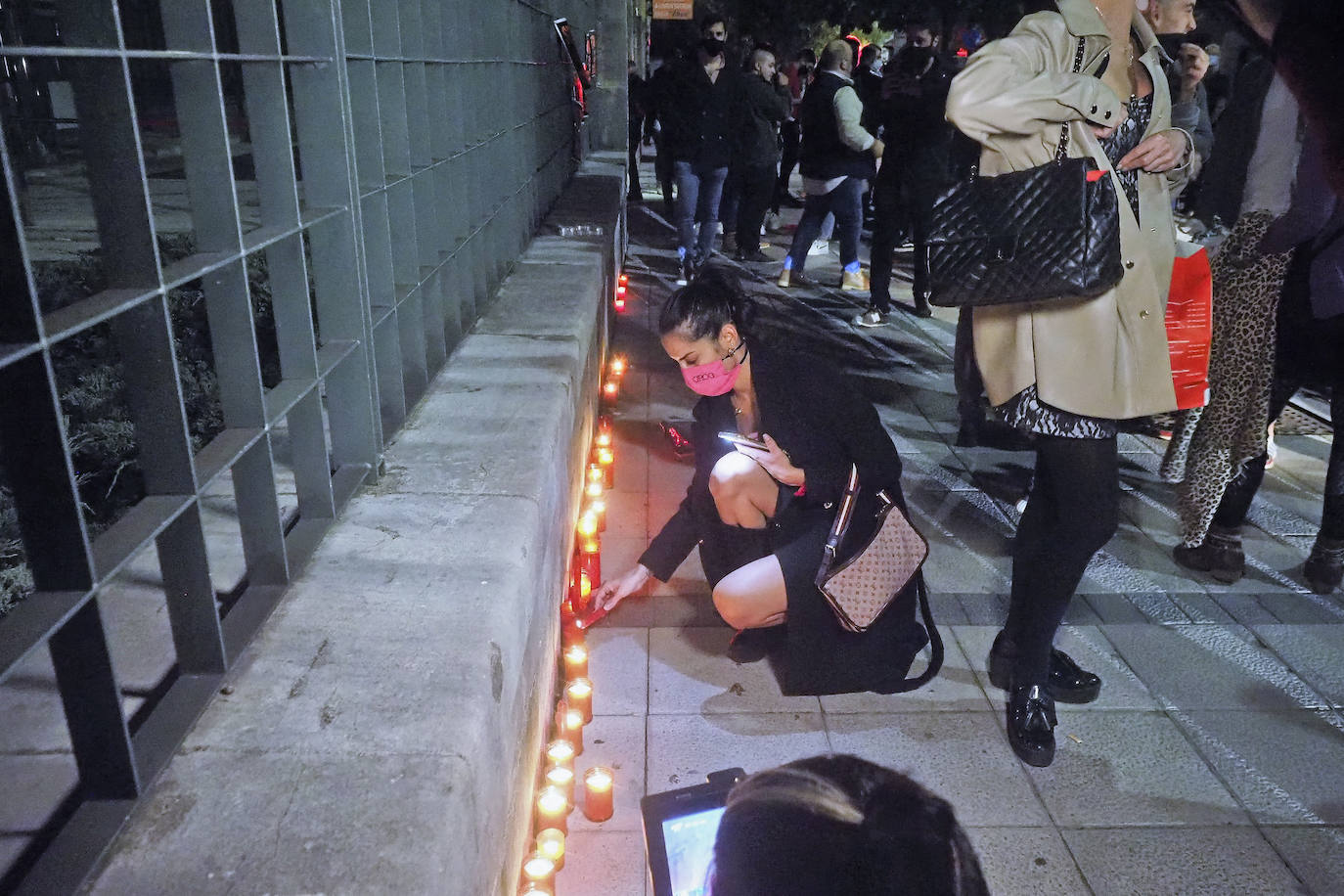 Decenas de trabajadores y empresarios de hostelería protestaron el sábado por la noche en la Plaza de Cañadío con carteles de 'se vende' y las linternas de sus móviles. También colocaron velas frente a la sede del Gobierno regional.