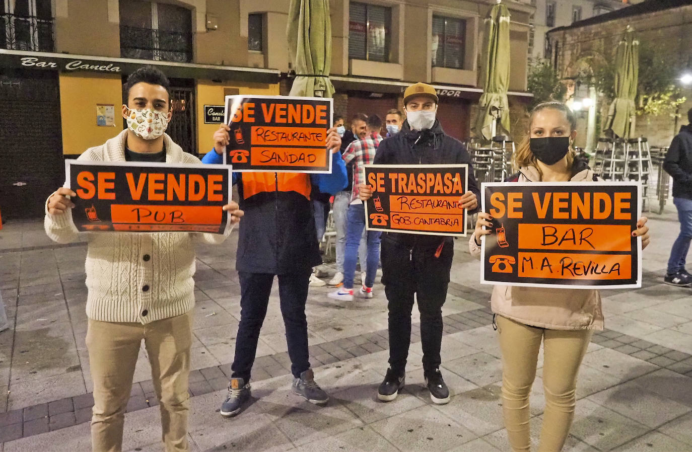 Decenas de trabajadores y empresarios de hostelería protestaron el sábado por la noche en la Plaza de Cañadío con carteles de 'se vende' y las linternas de sus móviles. También colocaron velas frente a la sede del Gobierno regional.