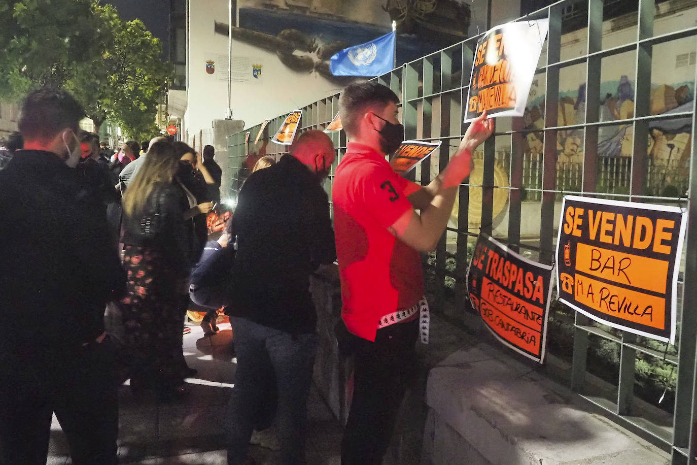 Decenas de trabajadores y empresarios de hostelería protestaron el sábado por la noche en la Plaza de Cañadío con carteles de 'se vende' y las linternas de sus móviles. También colocaron velas frente a la sede del Gobierno regional.