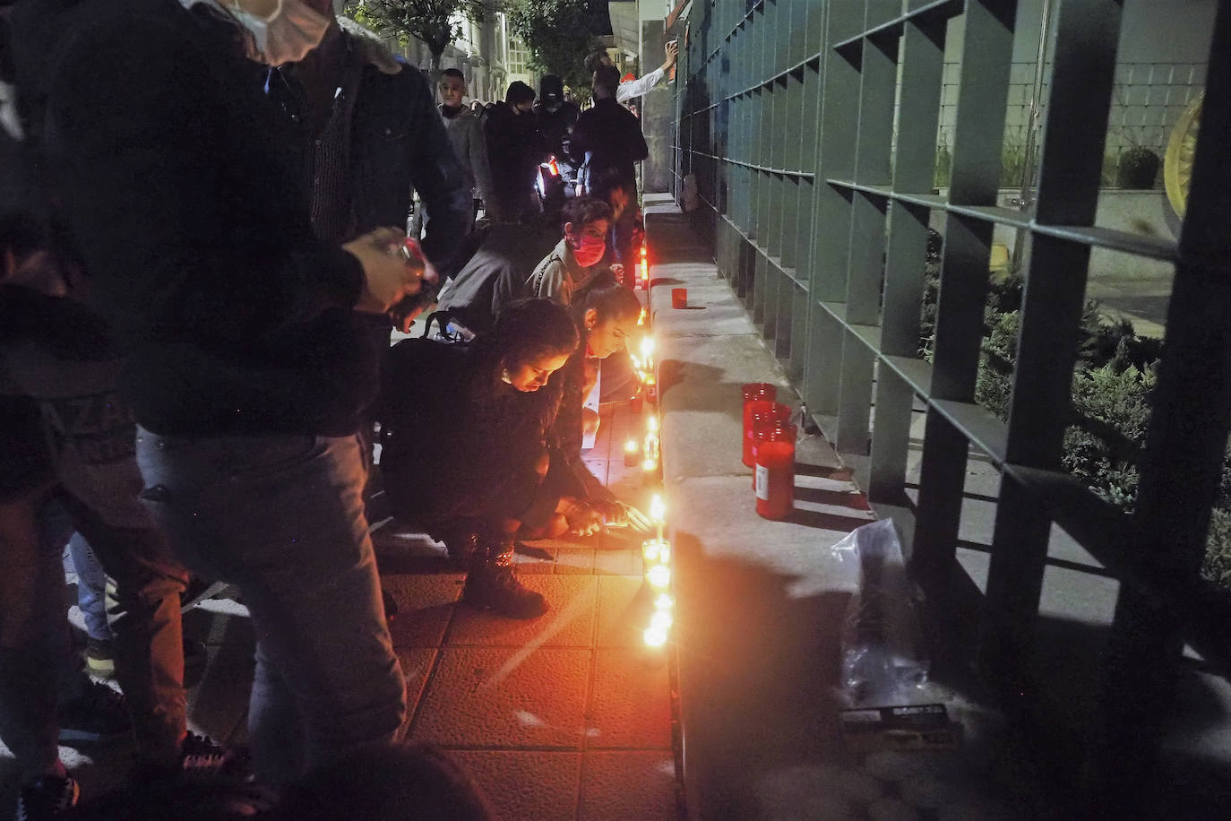 Decenas de trabajadores y empresarios de hostelería protestaron el sábado por la noche en la Plaza de Cañadío con carteles de 'se vende' y las linternas de sus móviles. También colocaron velas frente a la sede del Gobierno regional.