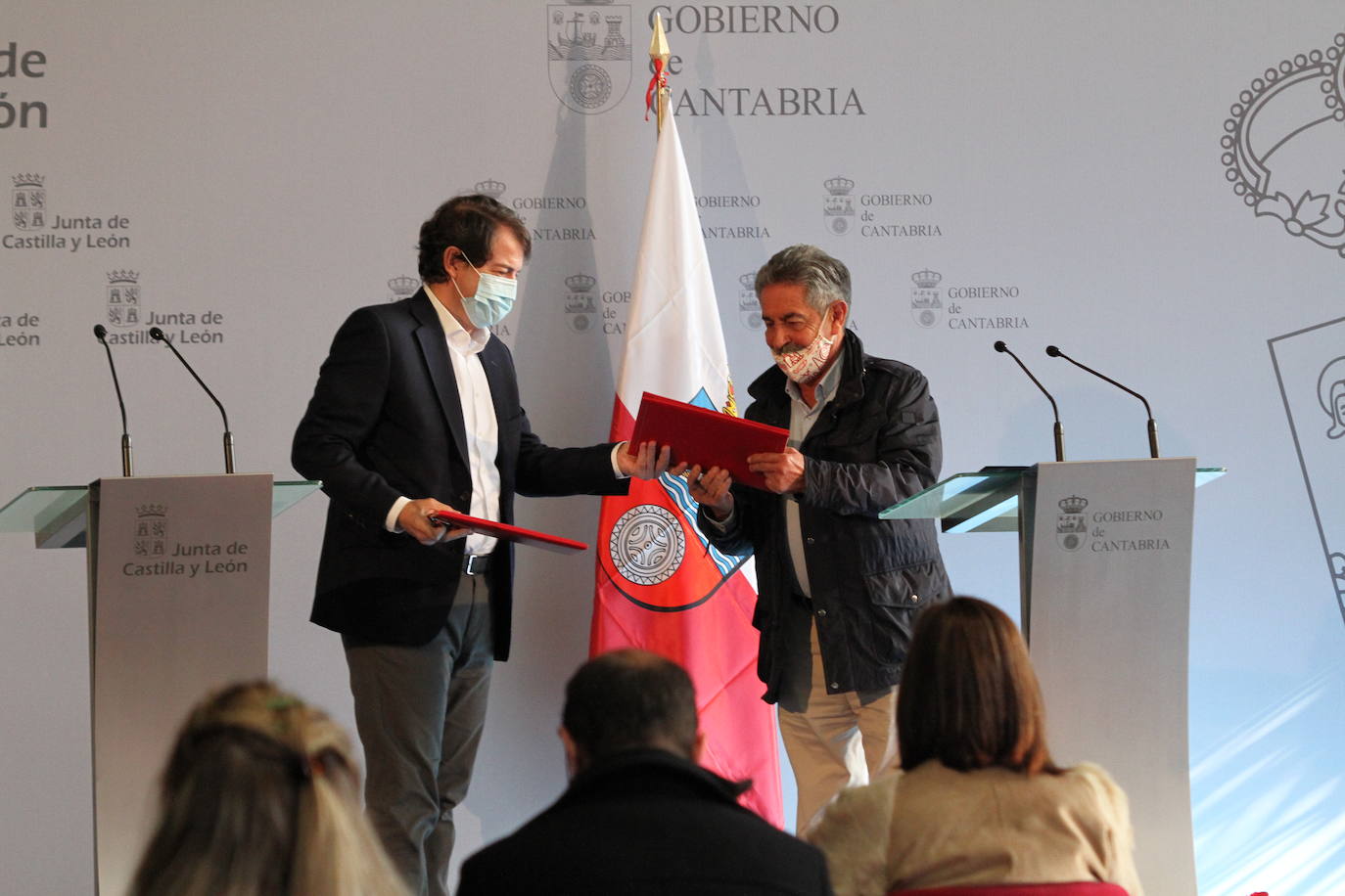 Revilla y Mañueco reivindican el puente de Noguerol y La Engaña en la firma del convenio entre Cantabria y Castilla y León.