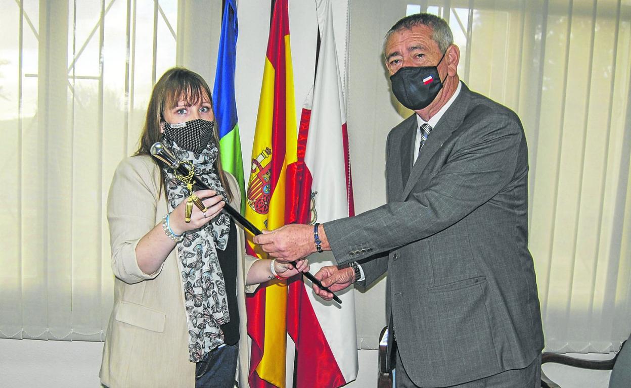 La nueva alcaldesa, Ángela Ruiz, recoge el bastón de mando del ya exregidor, José de la Hoz. 