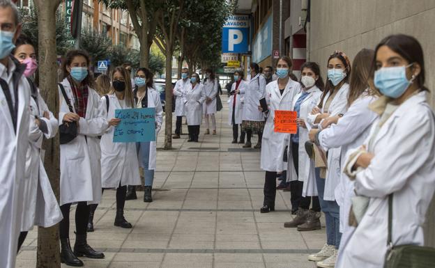 Protesta de médicos ante la Consejería de Sanidad, este mediodía.