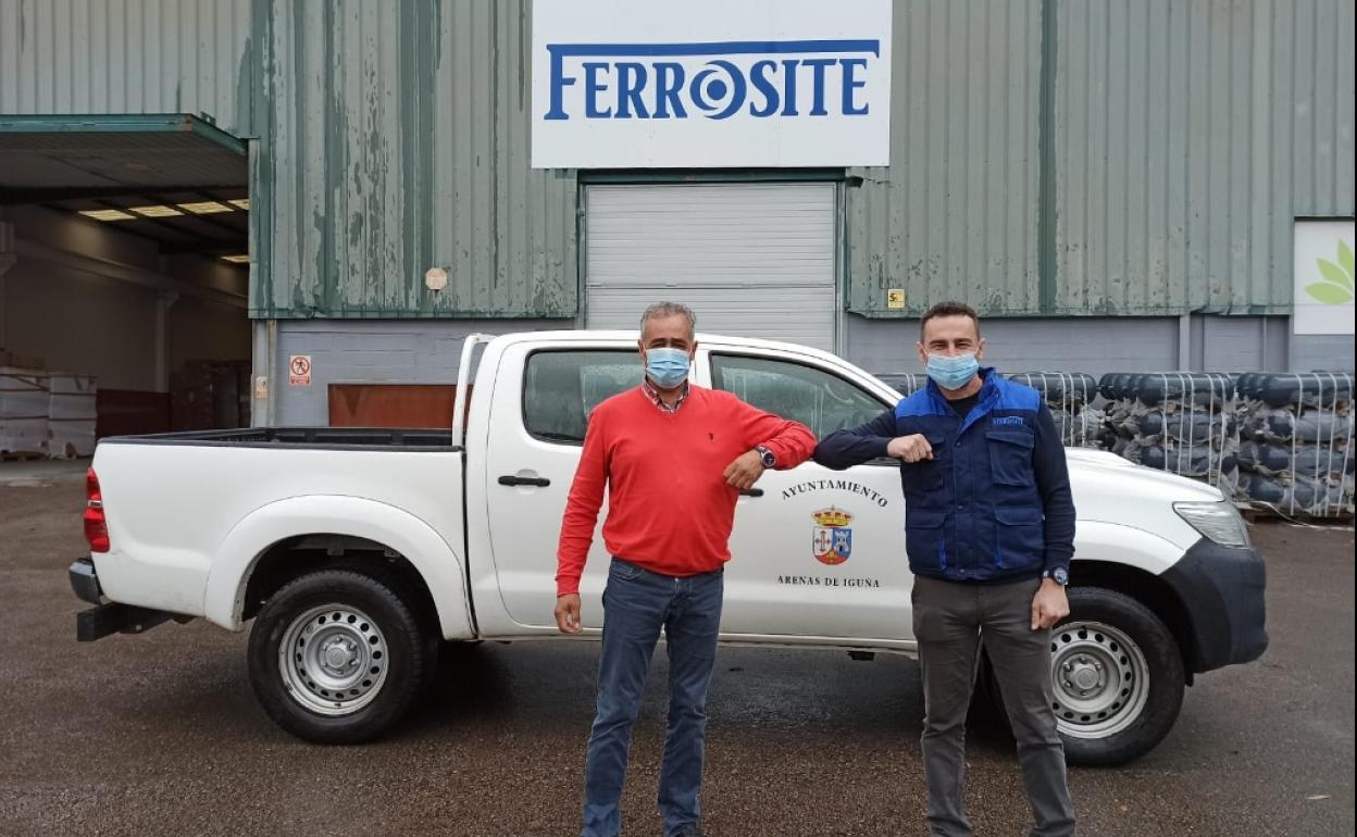 El alcalde de Arenas de Iguña, Pablo Gómez, con el gerente de Ferrosite, Jesús Salmón Acereda 