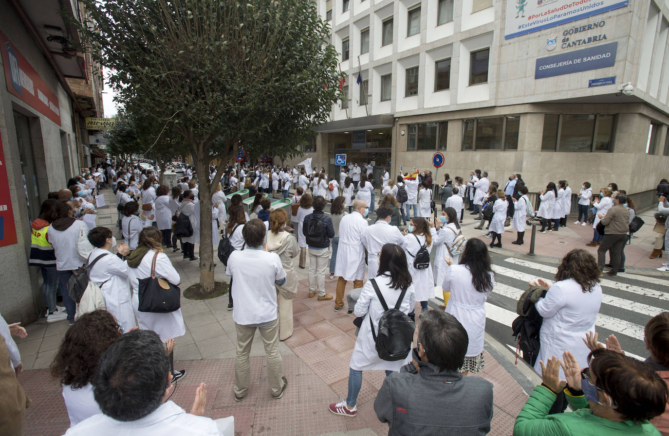 Unos 300 profesionales se ha concentrado este martes ante la sede de la Consejería de Sanidad, coincidiendo con la jornada de huelga de médicos convocada a nivel nacional, para expresar su rechazo al real decreto que permite contratar profesionales sin especialidad y para reclamar un «Pacto por la Sanidad de todos y para todos».