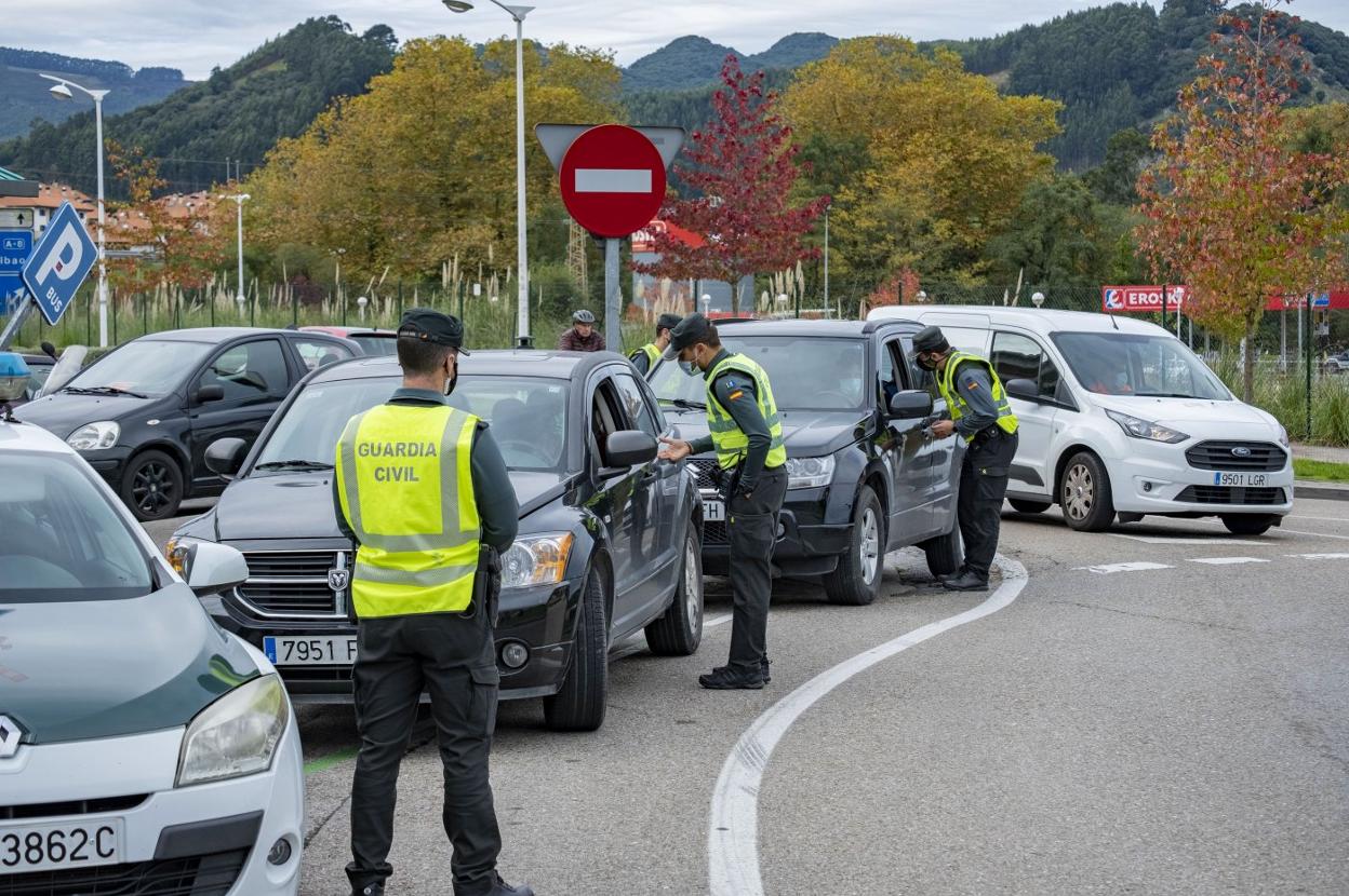 La Guardia Civil estableció controles en Castro.