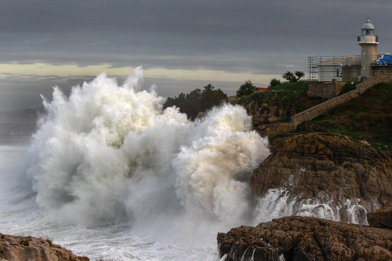 Cantabria mantiene activado el Plan Territorial de Emergencias de Protección Civil en fase de preemergencia y situación de alerta por el temporal marítimo que se vive en el litoral con motivo de una profunda borrasca en el Atlántico Norte.