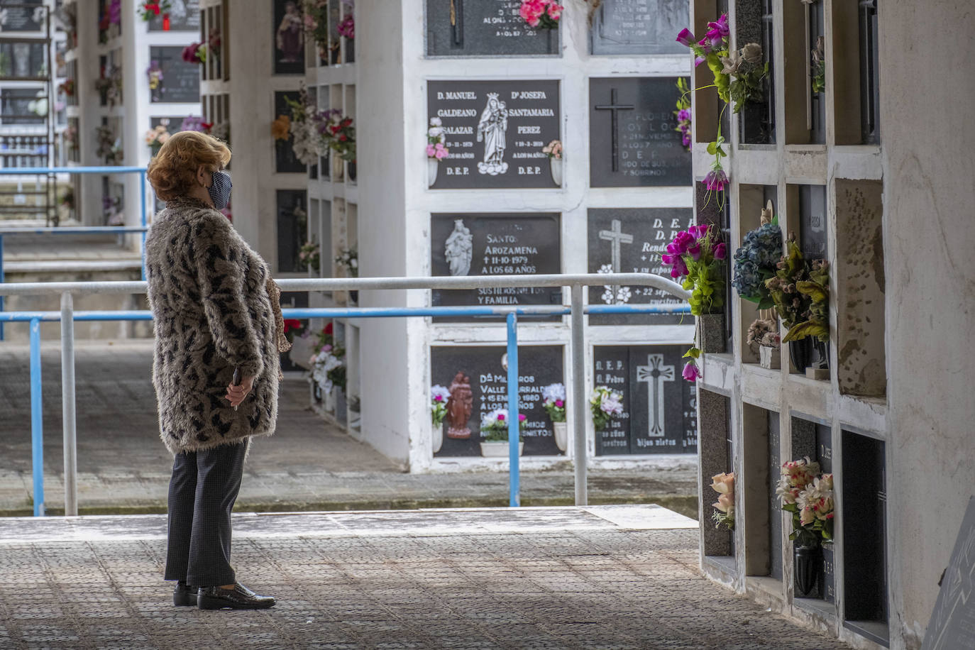 En el cementerio de Santander «no se va a controlar» el aforo, pero sí que «habrá ocho vigilantes de seguridad para revisar que no haya grupos de más de seis personas y que no instalen sillas». El horario será de 08.00 a 18.00 horas y es obligatorio el uso de mascarillas.