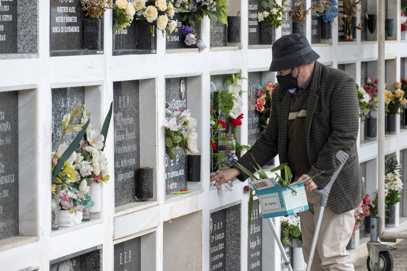 En el cementerio de Santander «no se va a controlar» el aforo, pero sí que «habrá ocho vigilantes de seguridad para revisar que no haya grupos de más de seis personas y que no instalen sillas». El horario será de 08.00 a 18.00 horas y es obligatorio el uso de mascarillas.