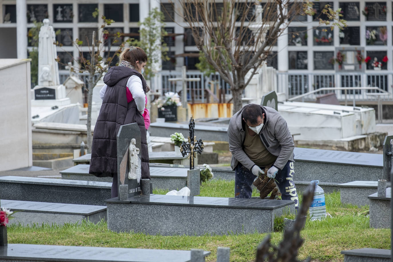 En el cementerio de Santander «no se va a controlar» el aforo, pero sí que «habrá ocho vigilantes de seguridad para revisar que no haya grupos de más de seis personas y que no instalen sillas». El horario será de 08.00 a 18.00 horas y es obligatorio el uso de mascarillas.