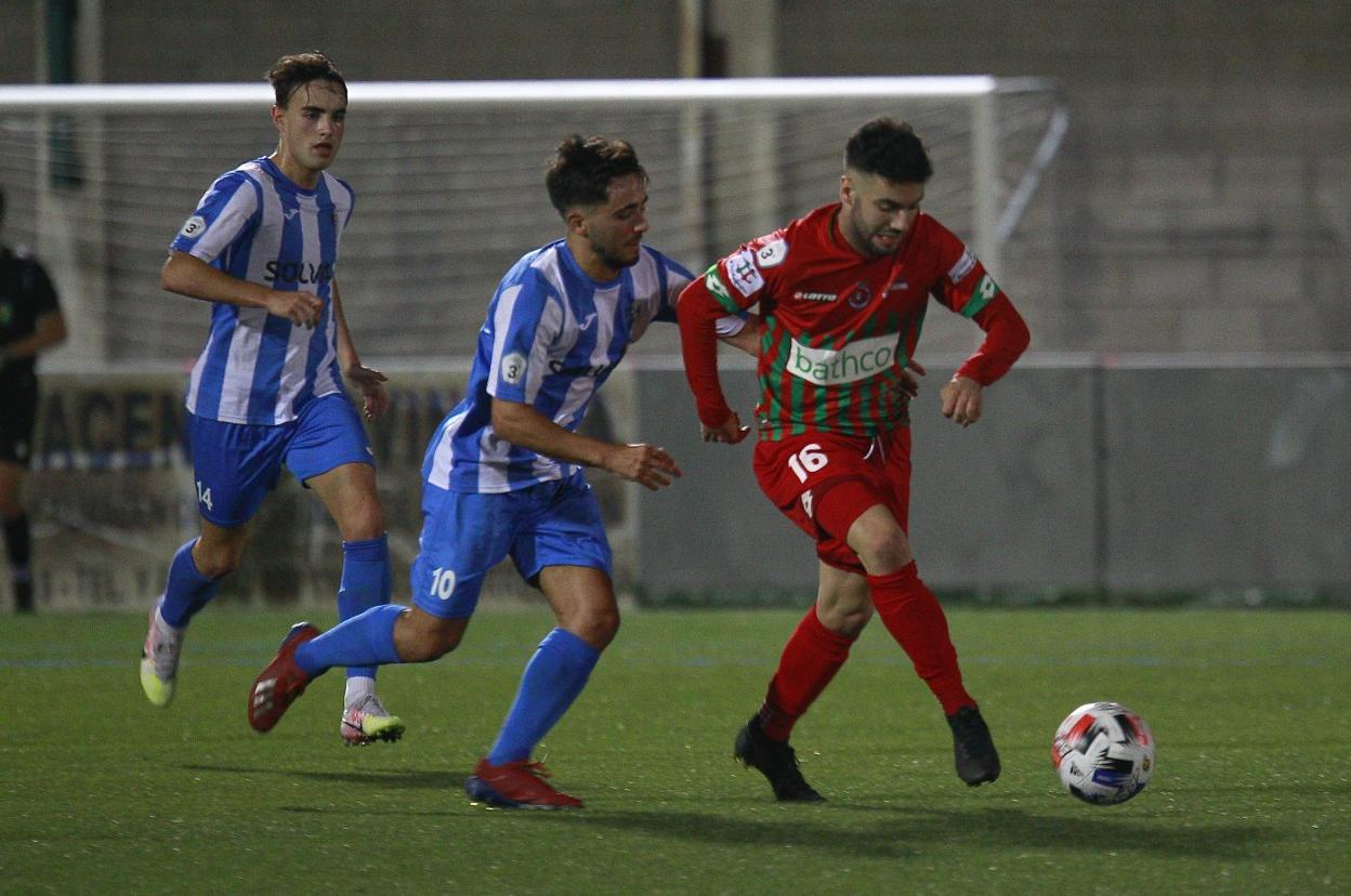 Chus Ortega, del Barreda, y Borty pelean por el balón en el partido de este miércoles.