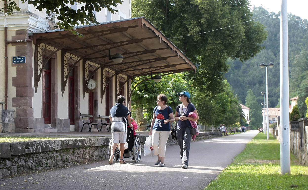 Turistas pasean por la Vía Verde del Pas en Puente Viesgo. 