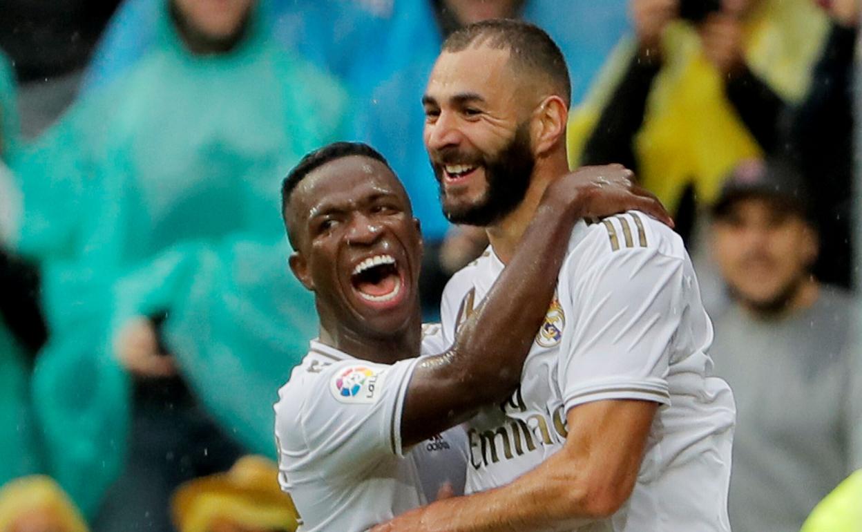 Benzema acerca posturas con Vinicius