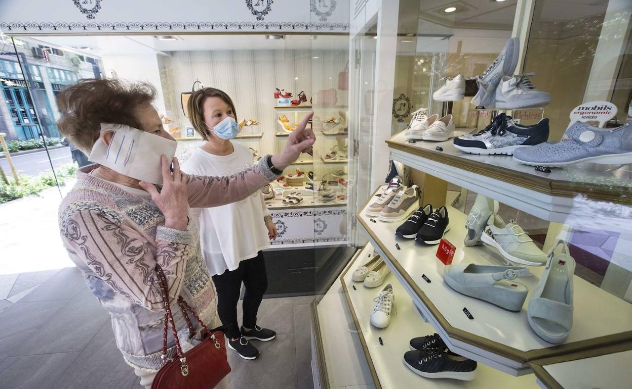 Críticas al Gobierno por autorizar una apertura dominical 'extra' del comercio en la actual situación sanitaria