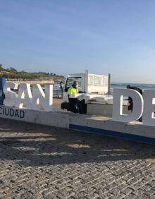 Imagen secundaria 2 - Olas gigantes tumban el aerogenerador flotante y el letrero de cemento de &#039;Santander ciudad&#039; en El Sardinero