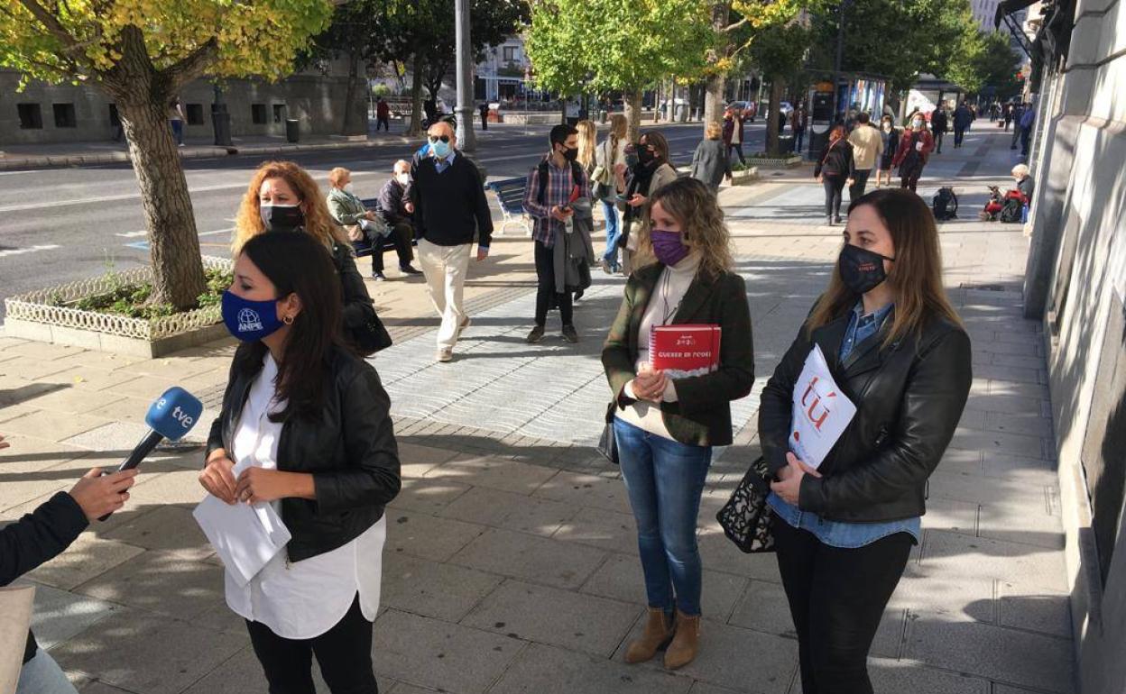 Representantes de los sindicatos de la Junta Personal Docente, en la Delegación del Gobierno esta mañana.