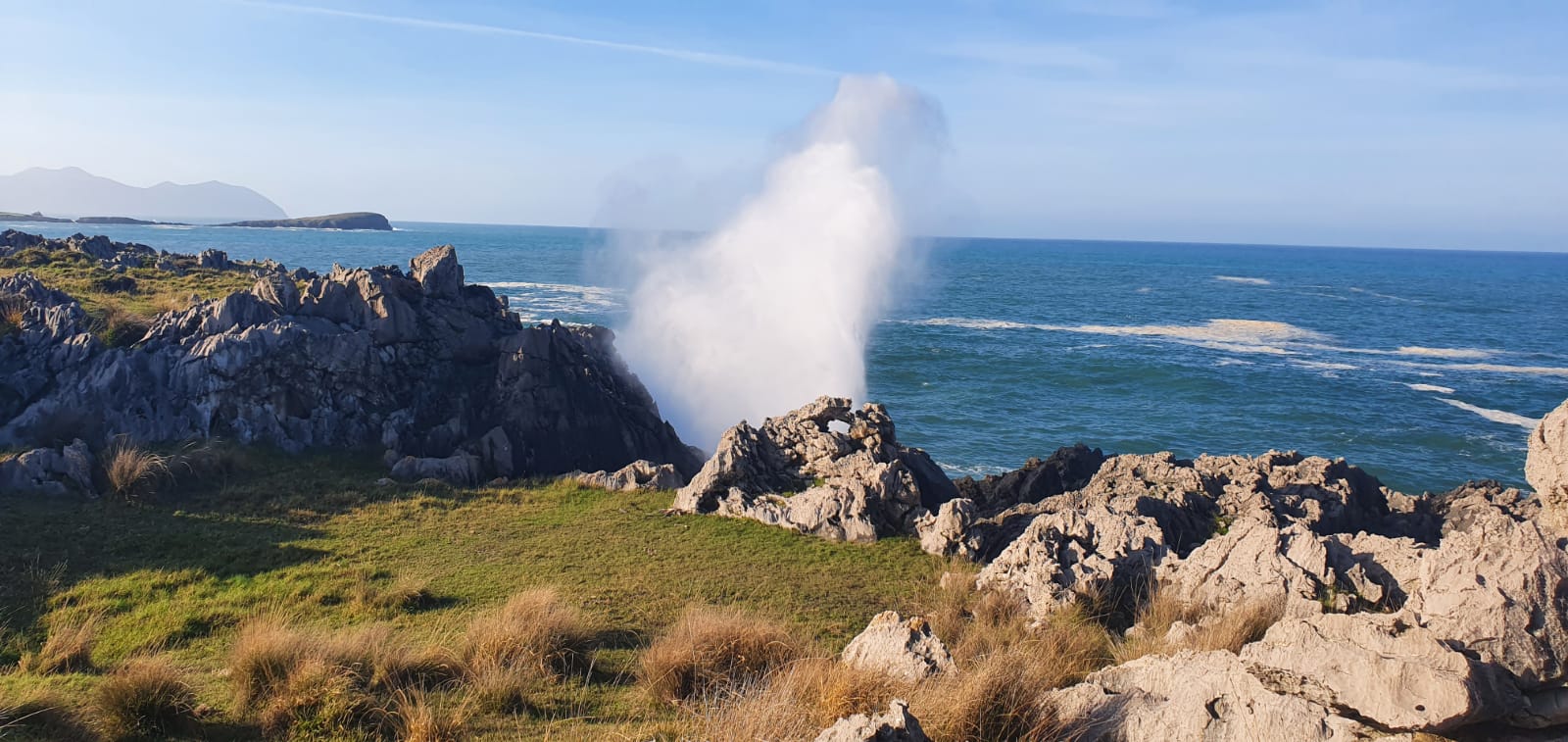 La borrasca Epsilon dejó a los castreños unas bonitas imágenes del oleaje rompiendo contra su costa. «Al originarse en latitudes altas, el temporal no ha traído mucha mar», cuentan los marineros de la zona sobre este fenómeno costero que estuvo activo desde el mediodía del miércoles, 28 de octubre, hasta la madrugada de este jueves, día 29.