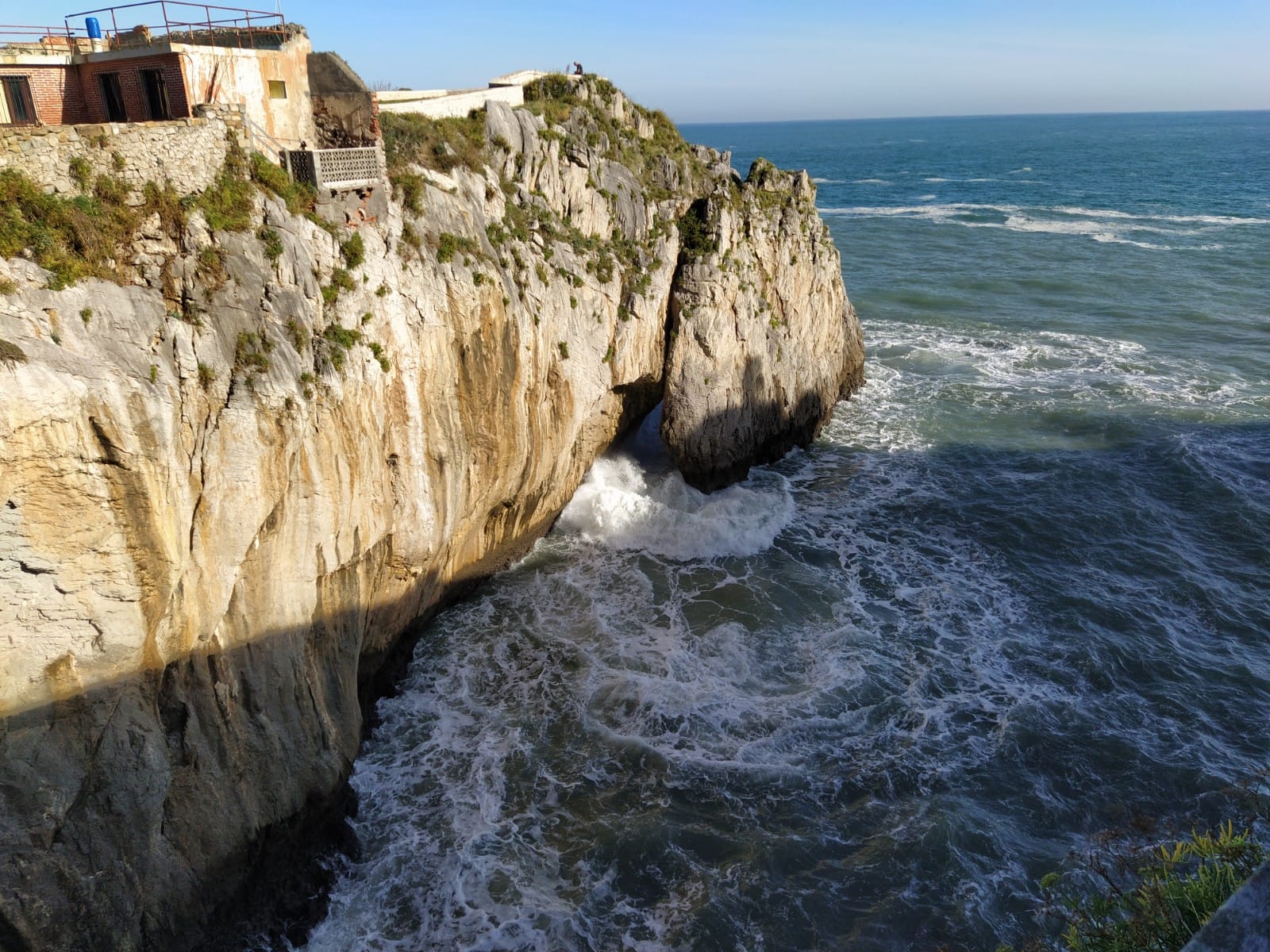 La borrasca Epsilon dejó a los castreños unas bonitas imágenes del oleaje rompiendo contra su costa. «Al originarse en latitudes altas, el temporal no ha traído mucha mar», cuentan los marineros de la zona sobre este fenómeno costero que estuvo activo desde el mediodía del miércoles, 28 de octubre, hasta la madrugada de este jueves, día 29.