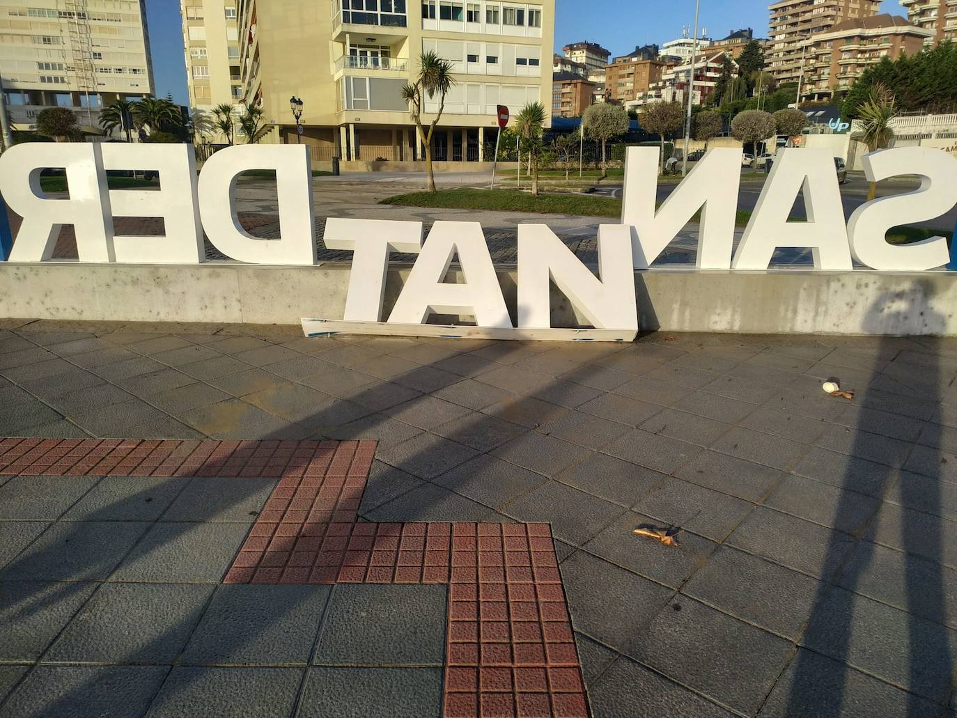 Esta noche las olas han alcanzado los 8,75 metros en el Abra de El Sardinero provocando daños en el paseo marítimo. El mar tumbó varias letras del letrero de 'Santander', causó destrozos en locales situados en primera línea y tumbó el prototipo de aerogenerador flotante.