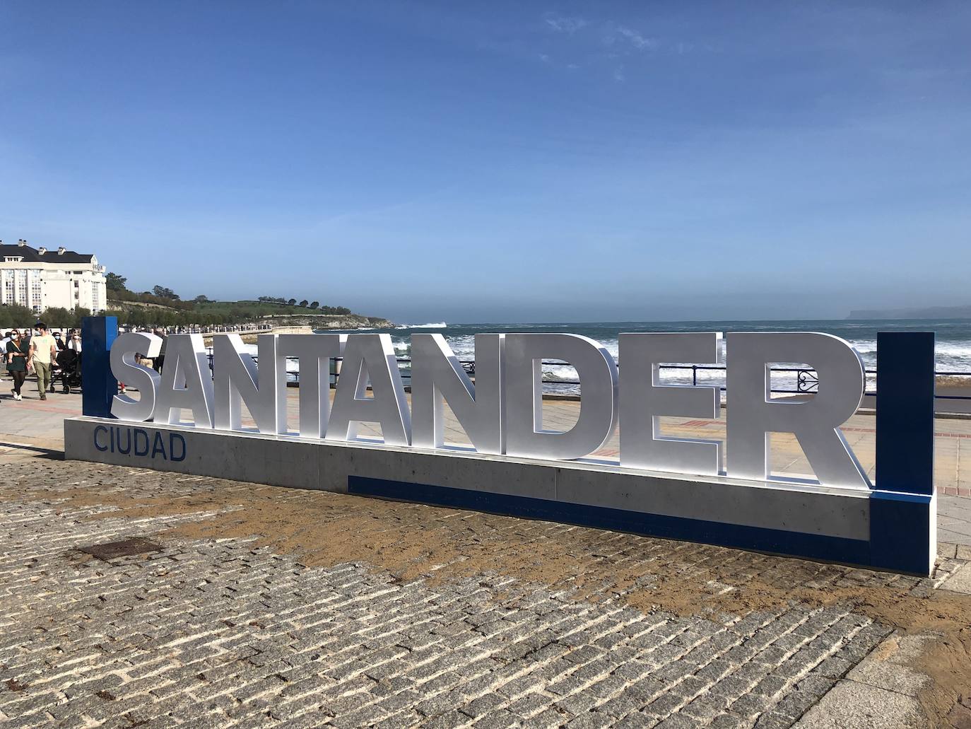 Esta noche las olas han alcanzado los 8,75 metros en el Abra de El Sardinero provocando daños en el paseo marítimo. El mar tumbó varias letras del letrero de 'Santander', causó destrozos en locales situados en primera línea y tumbó el prototipo de aerogenerador flotante.