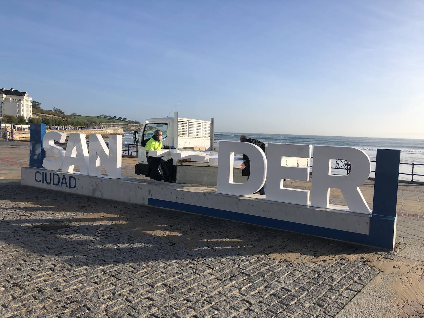 Esta noche las olas han alcanzado los 8,75 metros en el Abra de El Sardinero provocando daños en el paseo marítimo. El mar tumbó varias letras del letrero de 'Santander', causó destrozos en locales situados en primera línea y tumbó el prototipo de aerogenerador flotante.