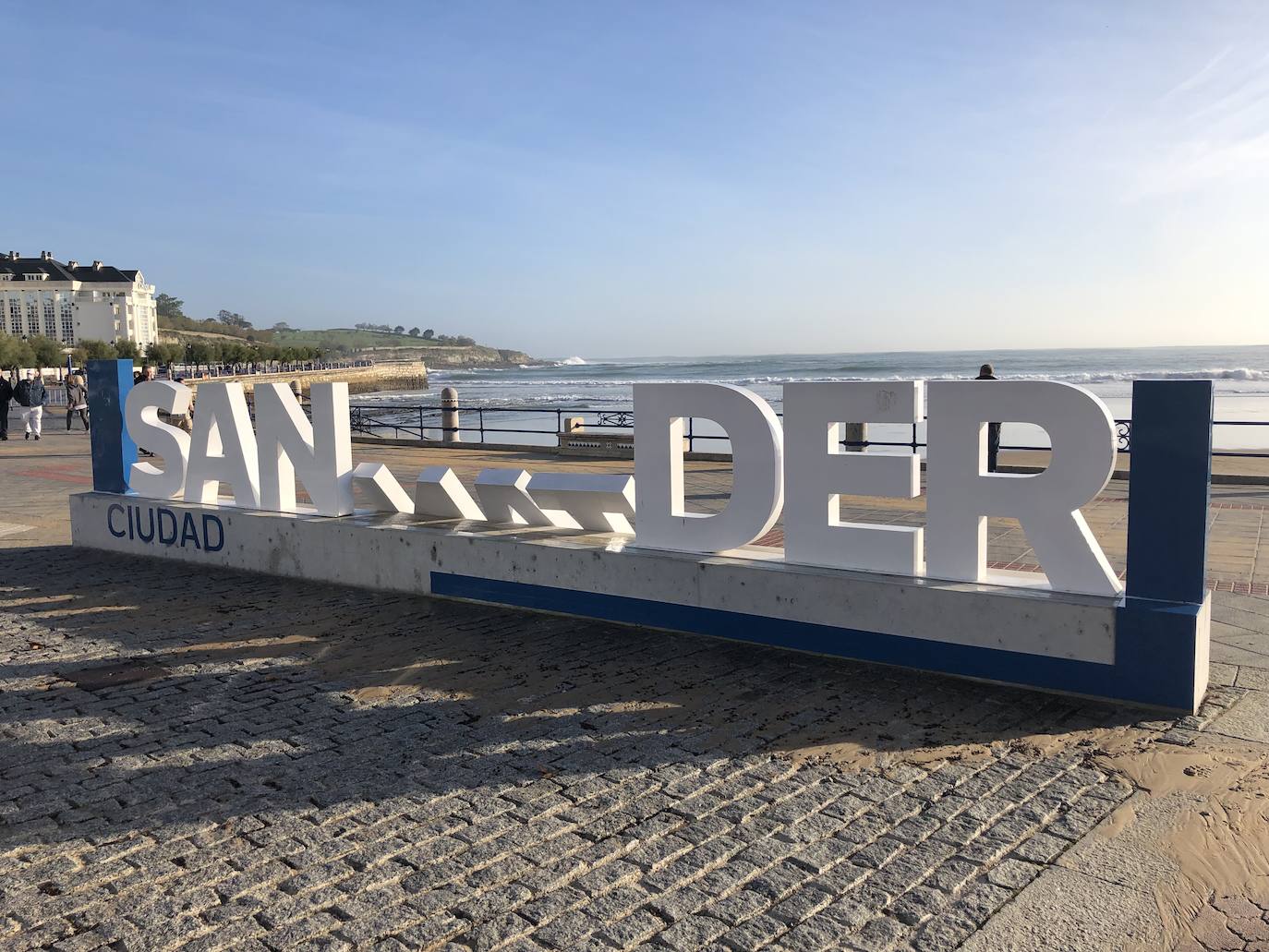 Esta noche las olas han alcanzado los 8,75 metros en el Abra de El Sardinero provocando daños en el paseo marítimo. El mar tumbó varias letras del letrero de 'Santander', causó destrozos en locales situados en primera línea y tumbó el prototipo de aerogenerador flotante.