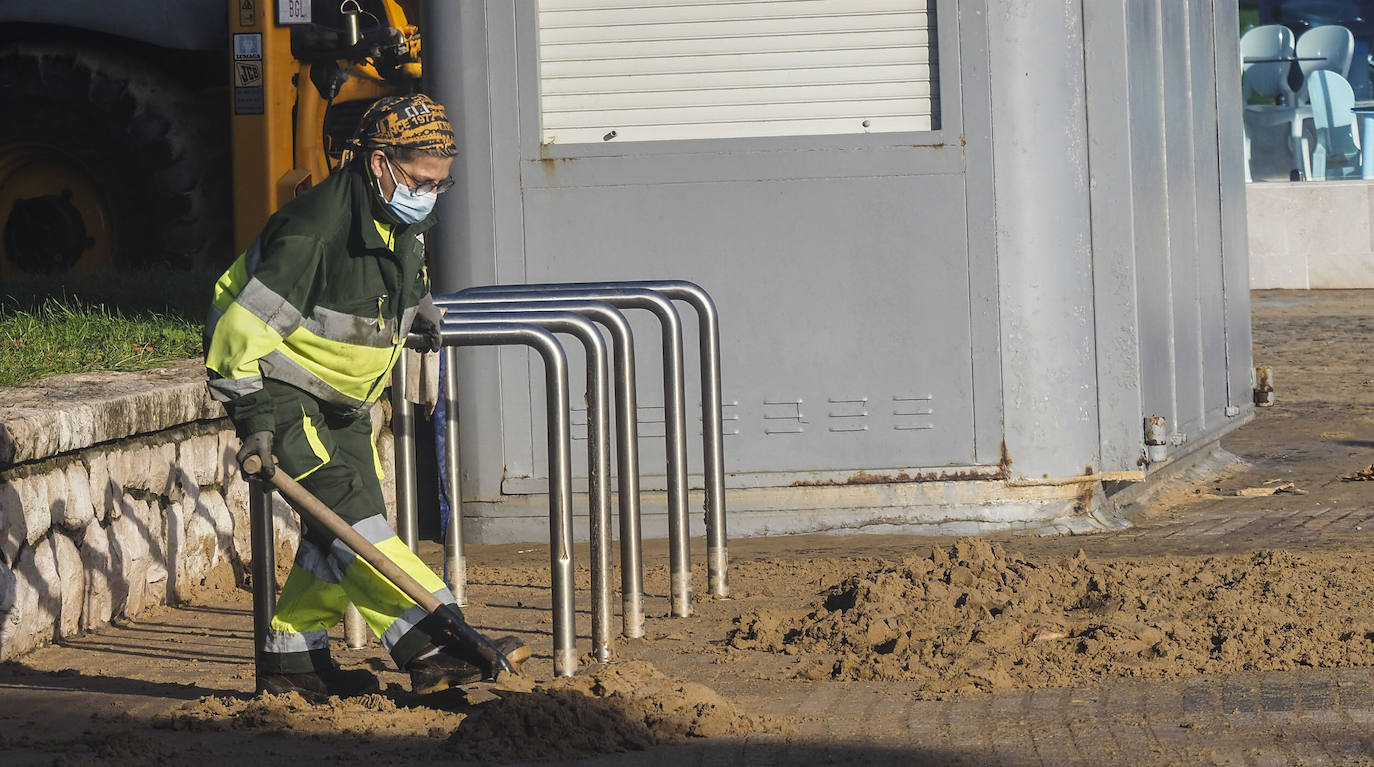 Esta noche las olas han alcanzado los 8,75 metros en el Abra de El Sardinero provocando daños en el paseo marítimo. El mar tumbó varias letras del letrero de 'Santander', causó destrozos en locales situados en primera línea y tumbó el prototipo de aerogenerador flotante.