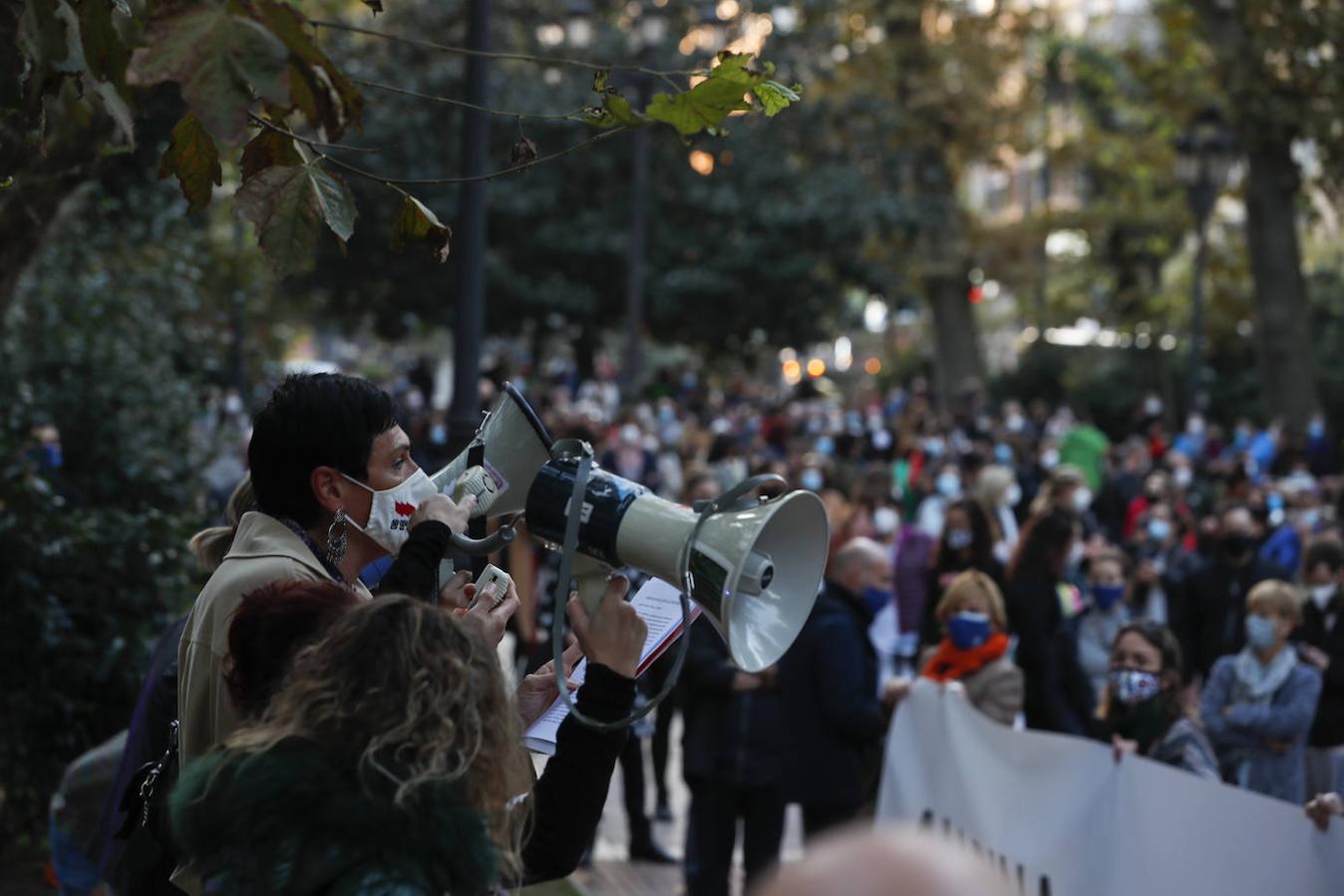 Han protestado ante la sede de la Consejería de Educación por la medida «impresentable» que ha tomado el Gobierno cántabro de forma «unilateral»