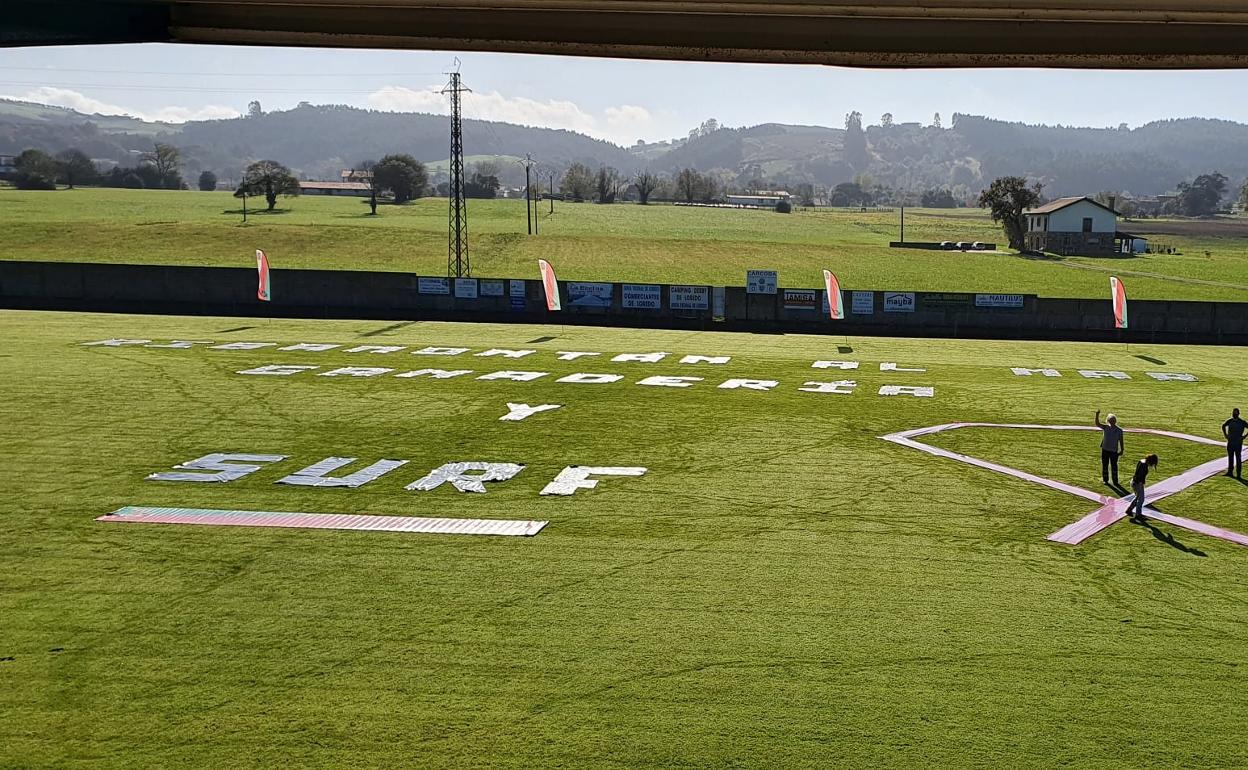 Letrero realizado con plásticos reutilizados en el campo de fútbol del municipio 