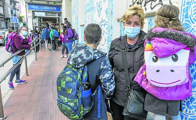 A favor. María Almudena García posa con dos de los tres nietos que acerca al colegio. Durante la foto, hace su primera parada en el colegio Cisneros para dejar a dos de ellos. Justo después de posar, pone rumbo hacia las Mercedarias, donde minutos después entra la más pequeña. 