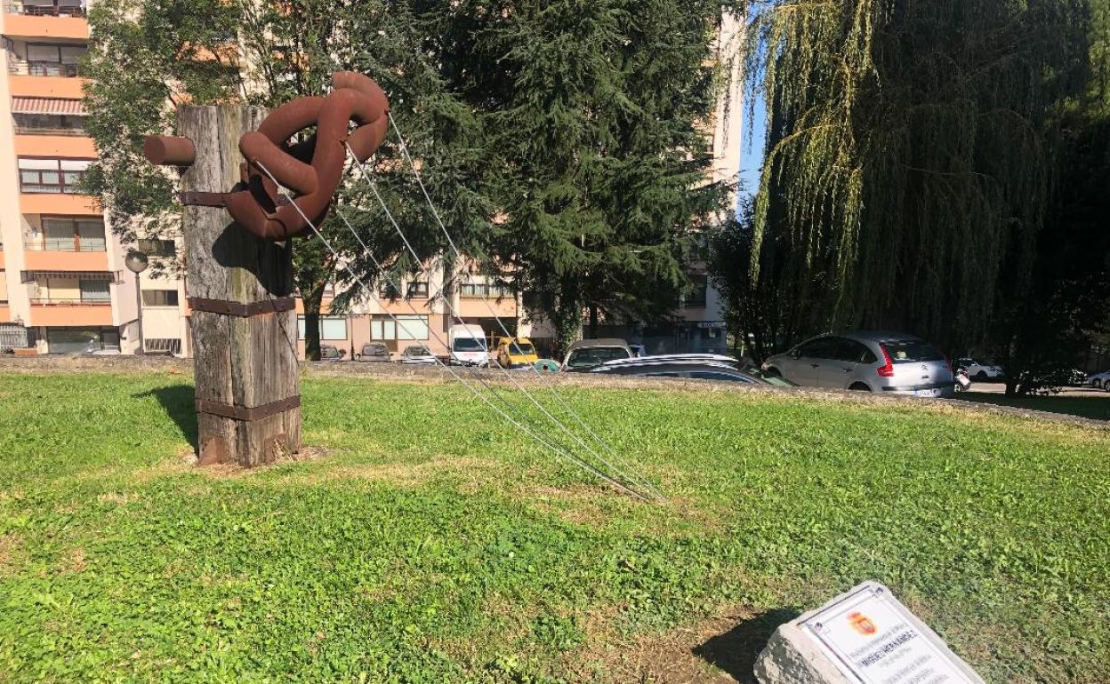 La nueva placa bajo el monumento al poeta Miguel Hernández luce desde hoy a un lado de la carretera que lleva su nombre. 