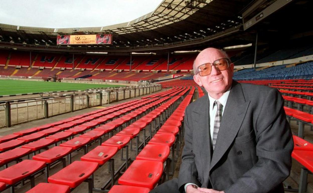 Nobby Stiles, en el estadio de Wembley en el año 2000. 