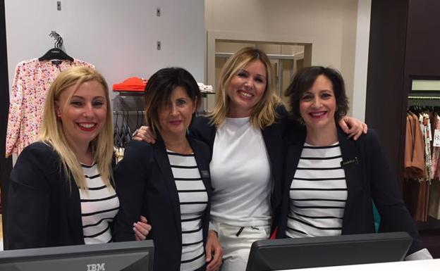 Imagen. Susi Mazo con varias compañeras de El Corte Inglés.