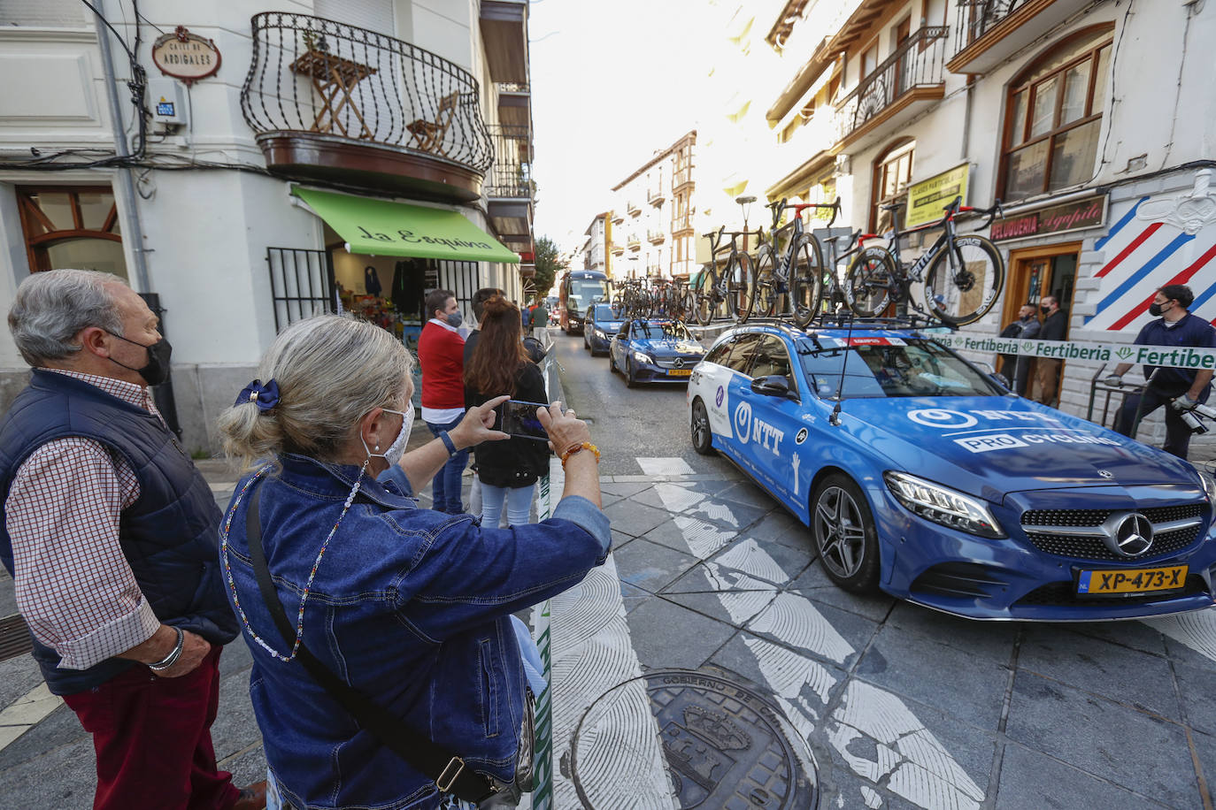 Imágenes del ambiente en las calles de Castro Urdiales momentos antes del paso de La Vuelta Ciclista a España.