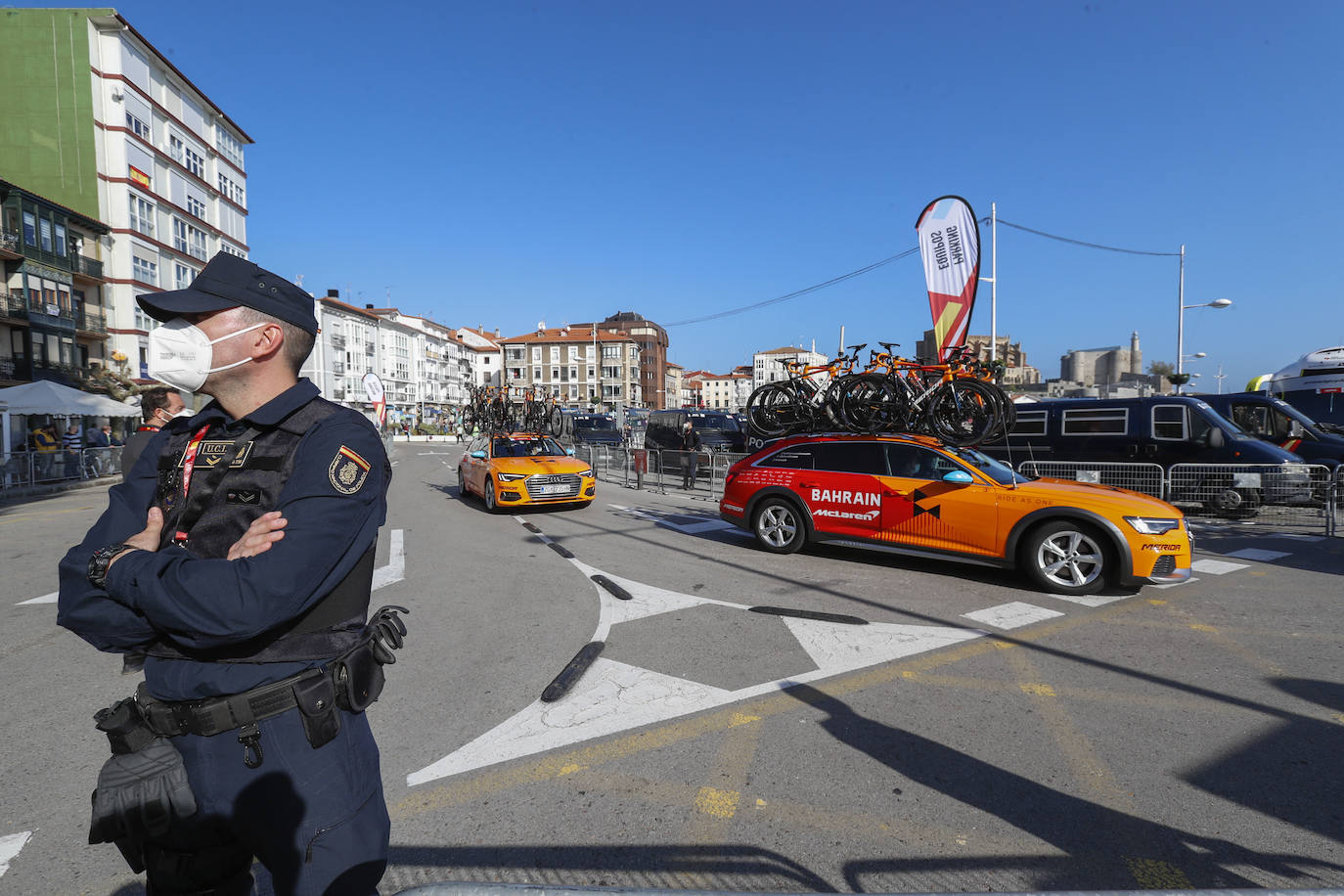 Imágenes del ambiente en las calles de Castro Urdiales momentos antes del paso de La Vuelta Ciclista a España.