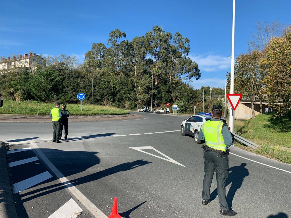 Imágenes de los controles de la Guardia Civil montados esta mañana de sábado en la A-8 en la zona de Castro Urdiales, de los coches que se dirigían hacia el País Vasco.