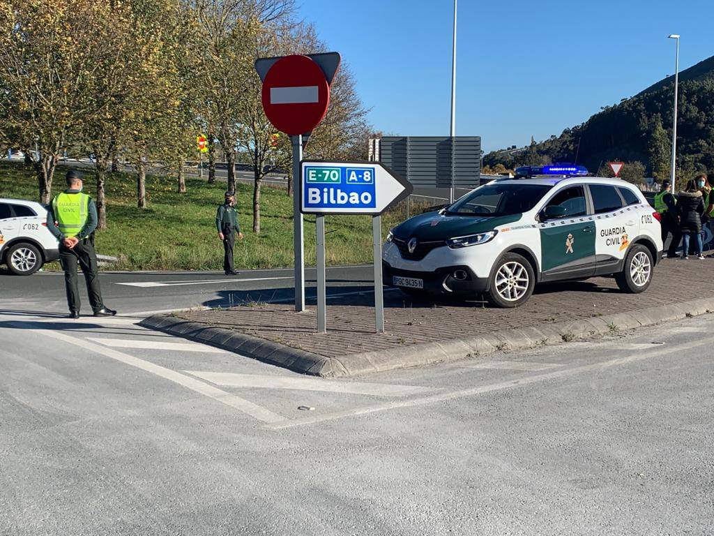 Imágenes de los controles de la Guardia Civil montados esta mañana de sábado en la A-8 en la zona de Castro Urdiales, de los coches que se dirigían hacia el País Vasco.