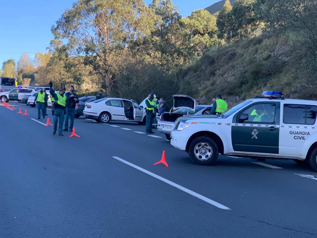 Imágenes de los controles de la Guardia Civil montados esta mañana de sábado en la A-8 en la zona de Castro Urdiales, de los coches que se dirigían hacia el País Vasco.