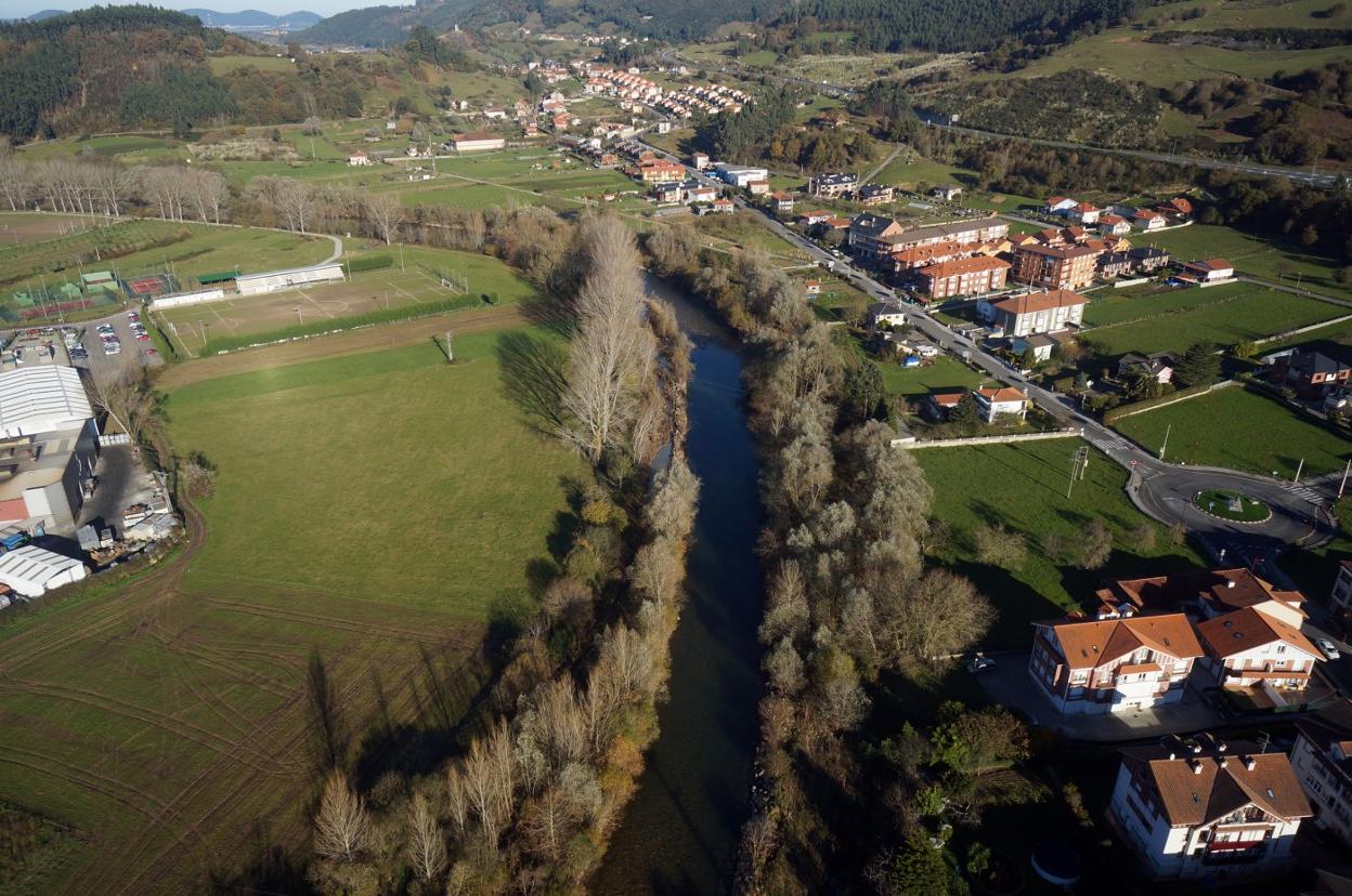 Imagen aérea del río Asón a su paso por Ampuero. Toño Ruiz GARMENDIA / Aerosportfoto