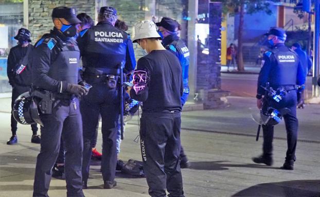 La Policía tomó las calles de Santander durante la tarde y la noche del sábado.