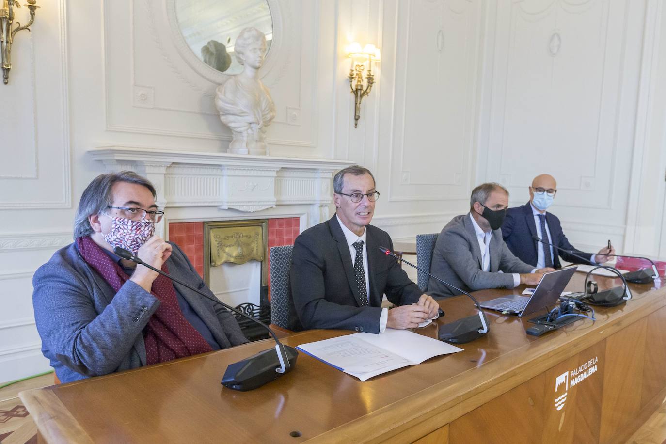 Enrique Bolado, en uno de sus últimos actos como director general, durante una mesa redonda de las Jornadas Cultura y Diplomacia.