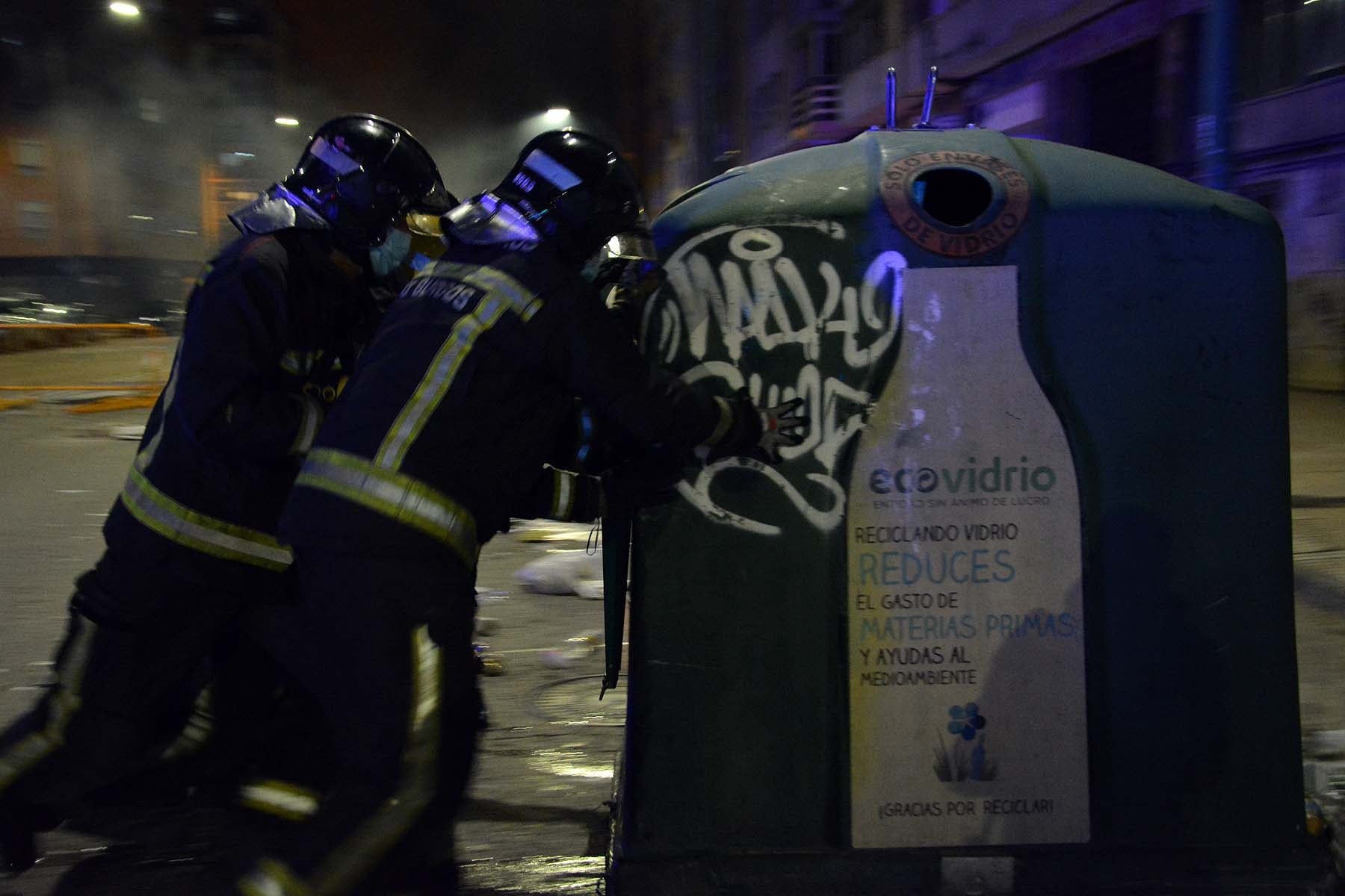 Fotos: La concentración contra las medidas anticovid acaba en batalla campal en Gamonal