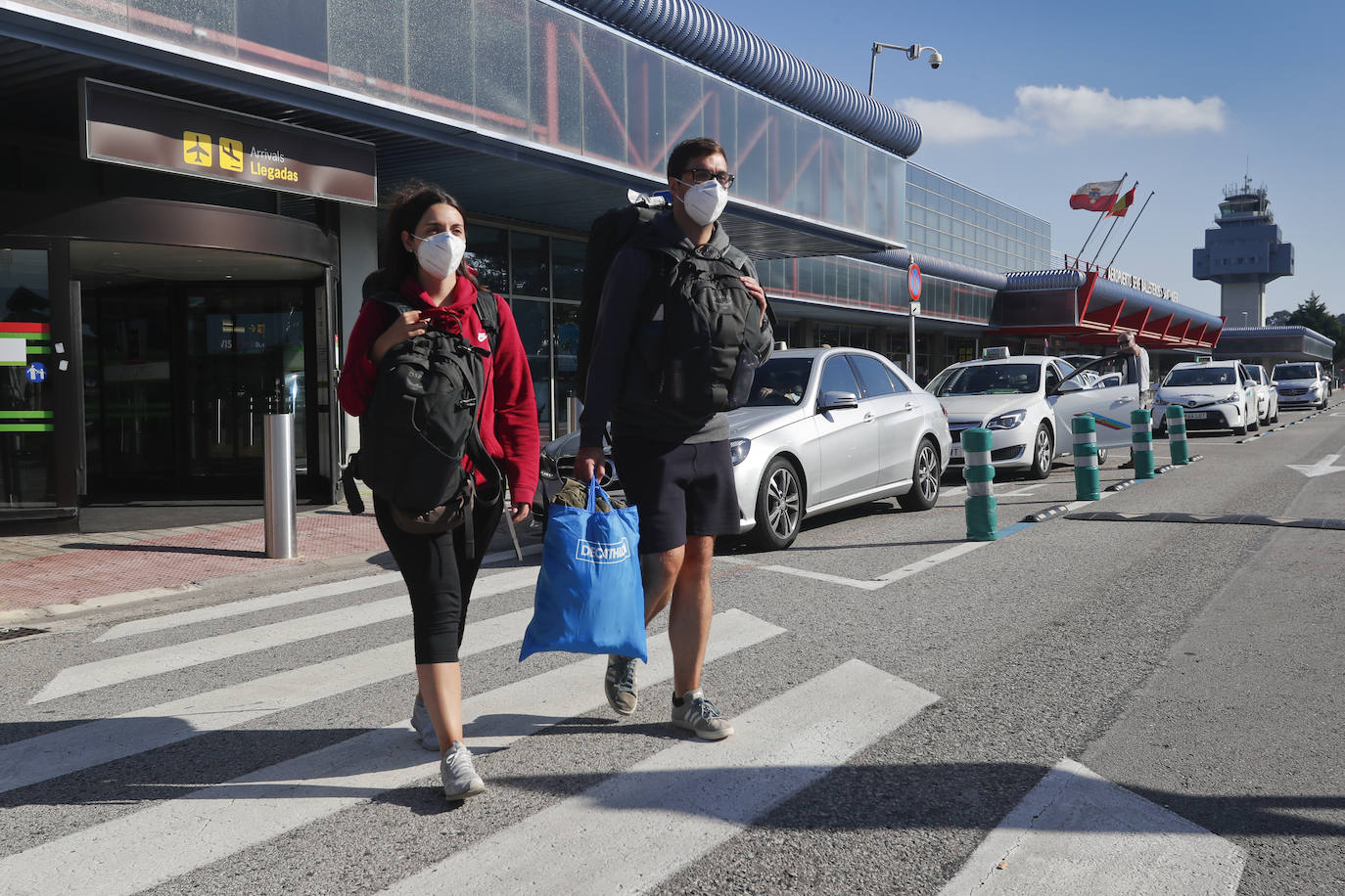 Primeros controles y escasos pasajeros en aeropuerto y estaciones durante el primer día con restricciones de movilidad en Cantabria