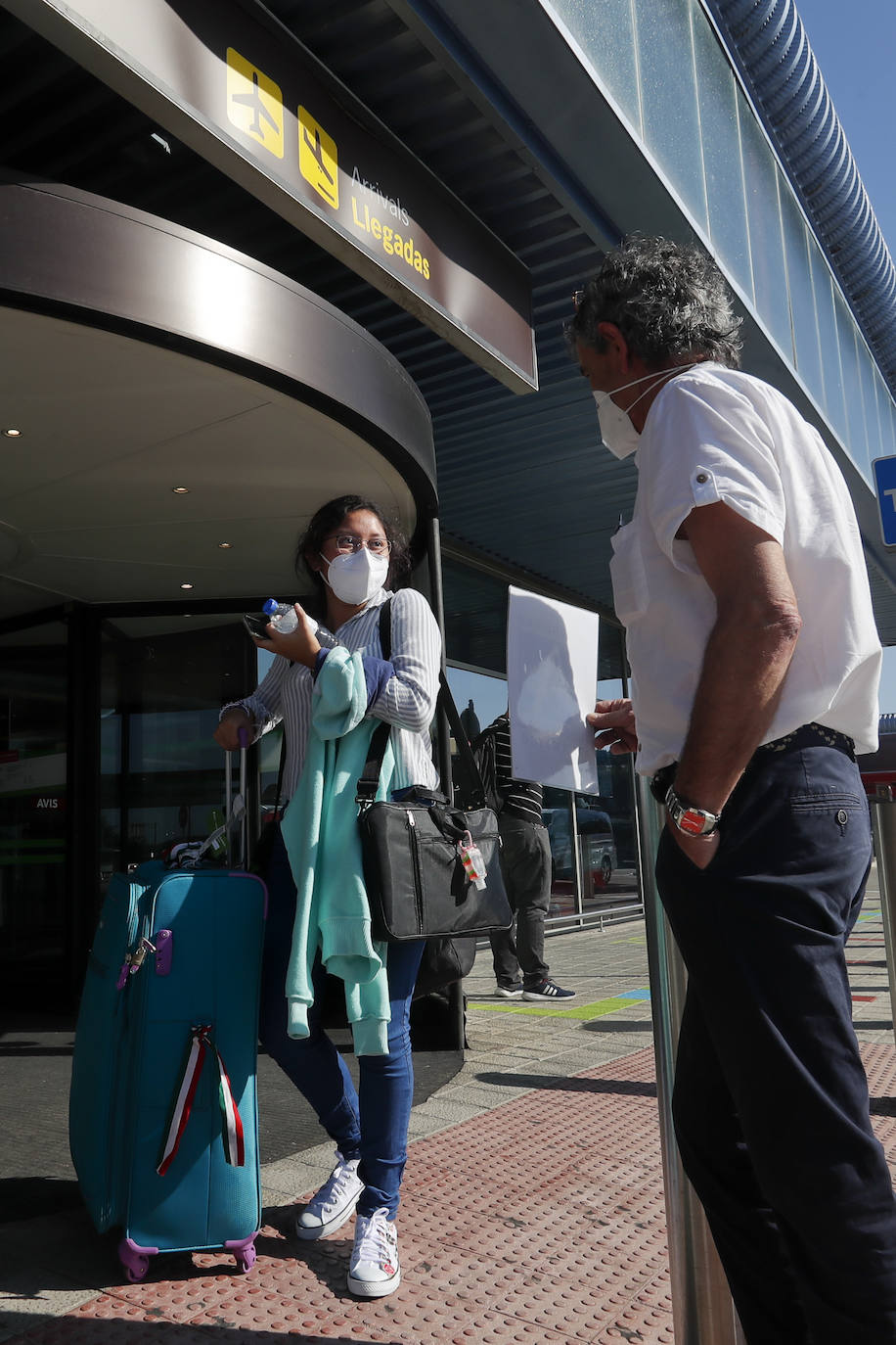 Primeros controles y escasos pasajeros en aeropuerto y estaciones durante el primer día con restricciones de movilidad en Cantabria