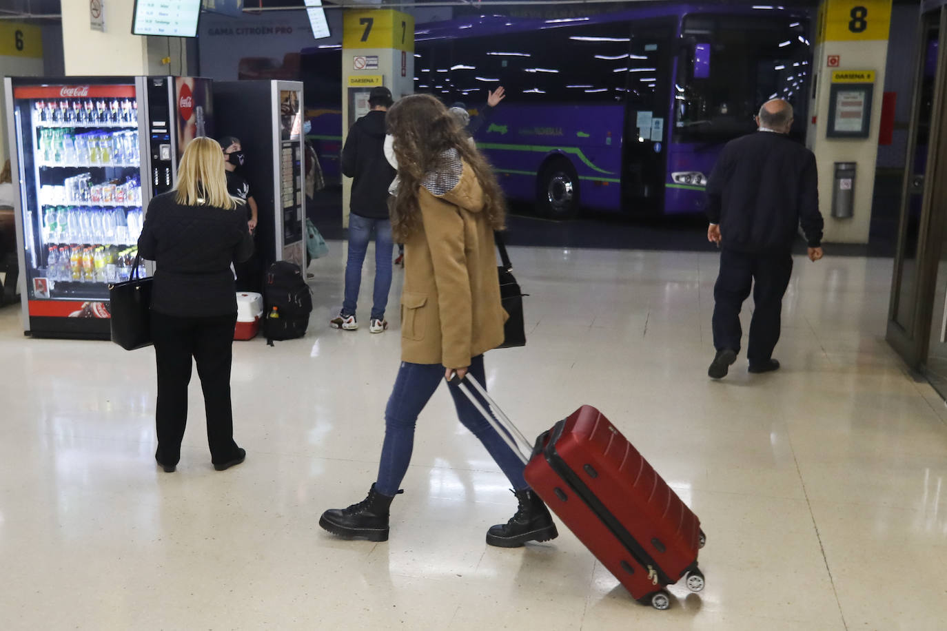 Primeros controles y escasos pasajeros en aeropuerto y estaciones durante el primer día con restricciones de movilidad en Cantabria