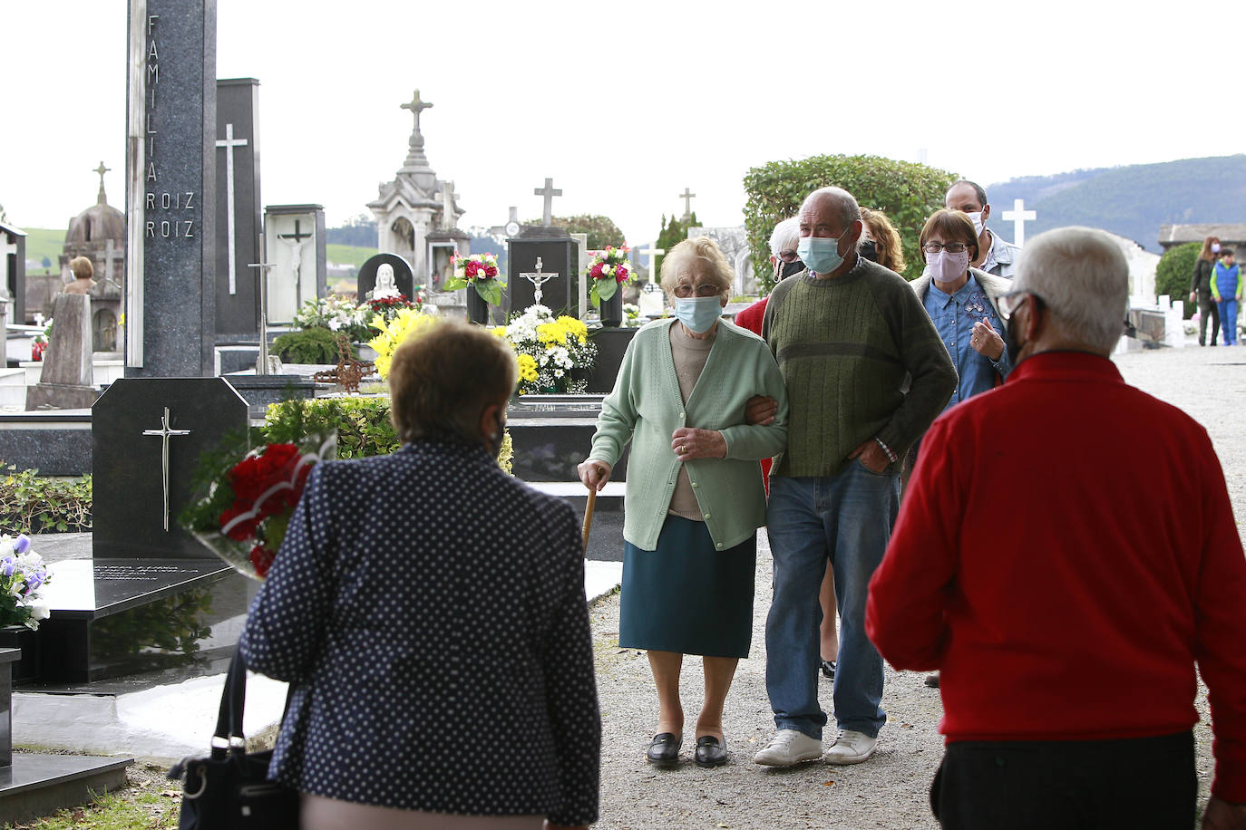 Los cántabros acuden a visitar a sus difuntos en los cementerios de la región en menor medida que otros años por las restricciones impuestas por el covid. En las imágenes, los camposantos de Ciriego (Santander) y Geloria (Torrelavega), esta mañana de Todos los Santos.