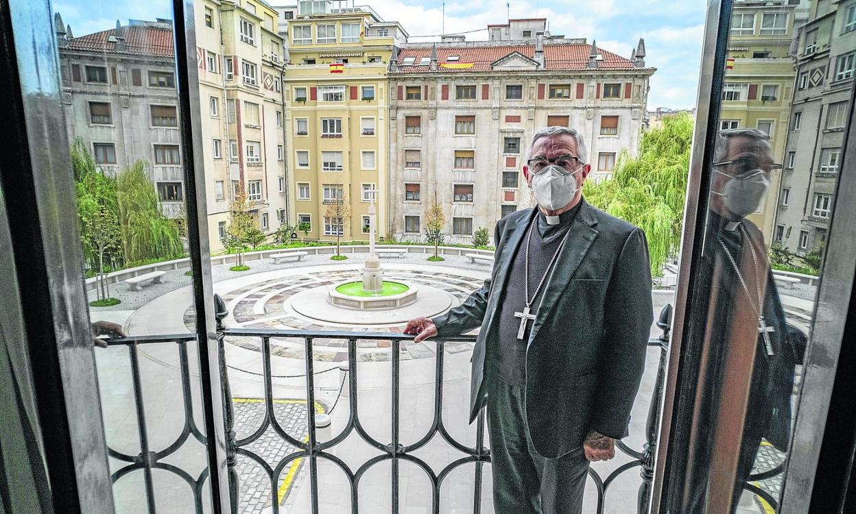 El obispo de Santander, Manuel Sánchez Monge, esta semana en la sede de la Diócesis de la capital cántabra, con la plaza recién reformada.